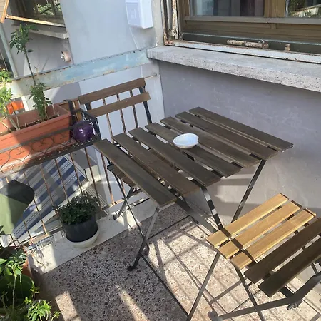 Modern 2 Bedroom Flat With Private Parking -