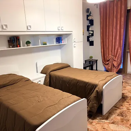 Modern 2 Bedroom Flat With Private Parking - * Roma