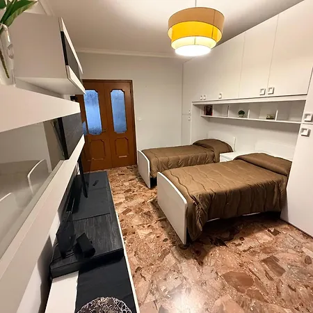 Modern 2 Bedroom Flat With Private Parking - Appartamento Roma