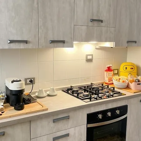 Modern 2 Bedroom Flat With Private Parking - *