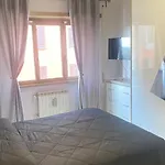 Modern 2 Bedroom Flat With Private Parking -