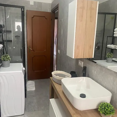 Flat Con Balcone Aperta *